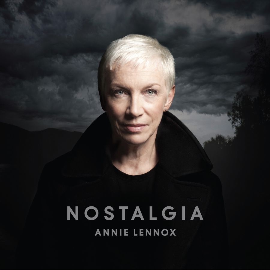 Annie Lennox: il nuovo album "NOSTALGIA" finalmente disponibile in digitale e già Top10. Da domani nei negozi tradizionali